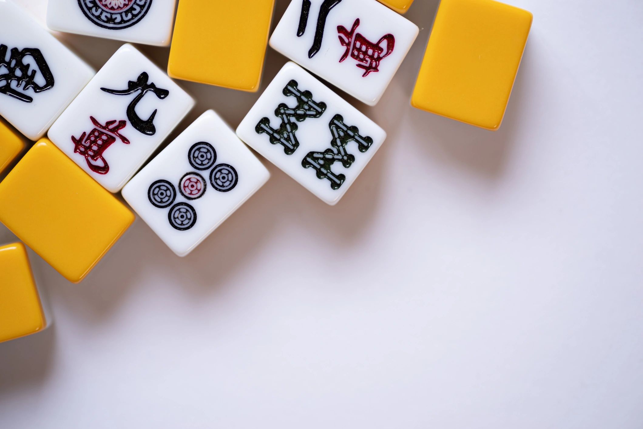 Mahjong tiles lined up neatly for a beginner lesson